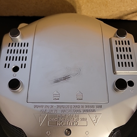 Emerson Portable Stereo am/fm Compact Disc Player - Picture 15 of 16